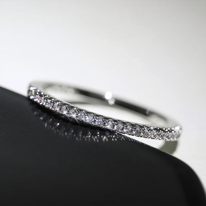 Eleganter, feiner Ring mit kleinem Glitzersteinen, Silber, 10