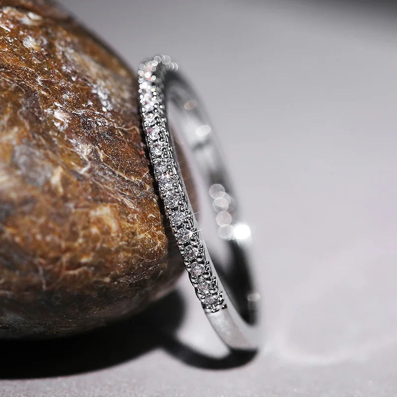 Eleganter, feiner Ring mit kleinem Glitzersteinen, Ansicht 2