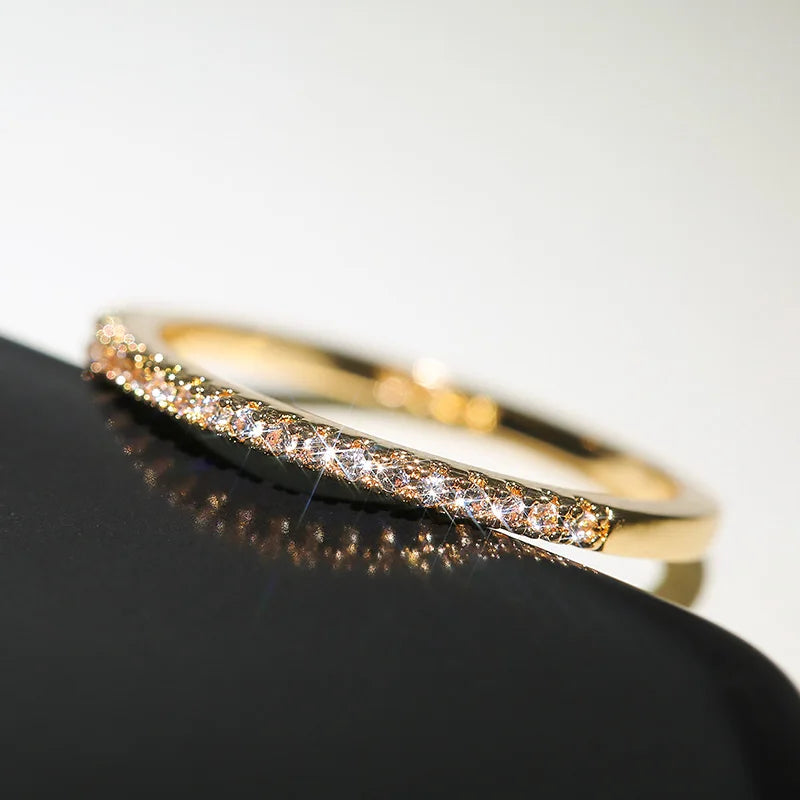 Eleganter, feiner Ring mit kleinem Glitzersteinen, Gold, 10