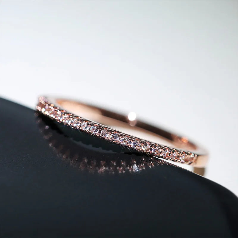 Eleganter, feiner Ring mit kleinem Glitzersteinen, Roségold, 10