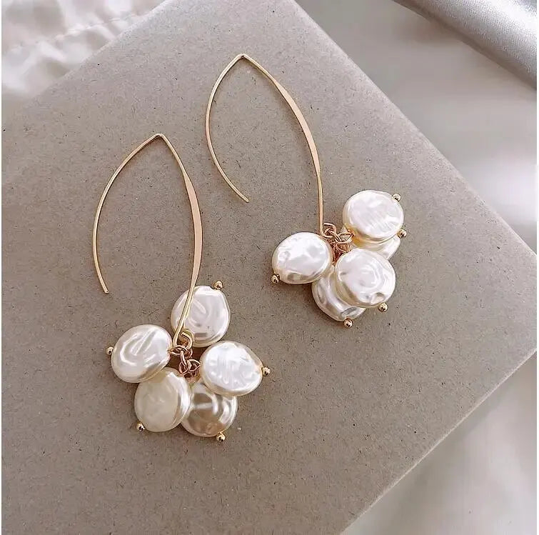 Elegante, hängende Ohrringe mit Perlen, zeitlos und elegant., Gold