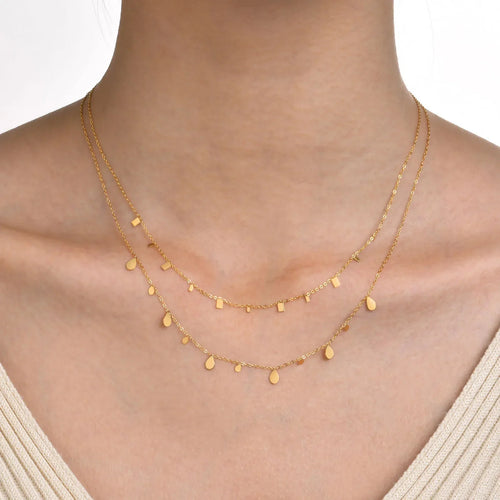 Elegante Halskette mit verschiedenen kleinen Anhängern