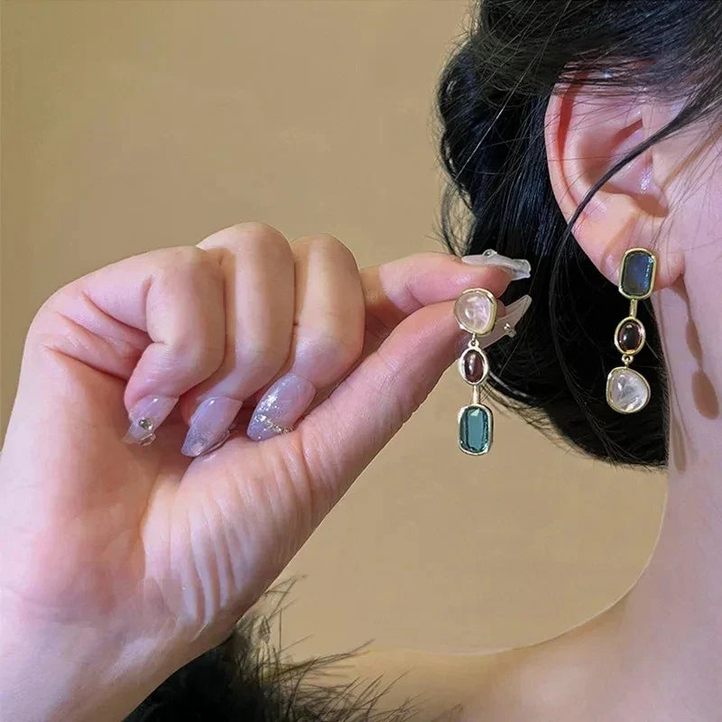 Elegante, hängende Ohrringe mit farbigen Steinen, Ansicht 2