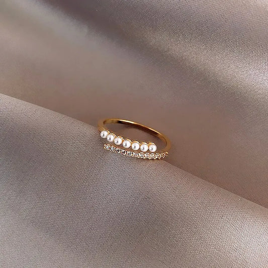 Eleganter zweireihiger Ring mit kleinem Steinen und Perlen